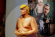NEWS - Nackte Donald Trump Skulptur in der Power of Art House Gallerie
