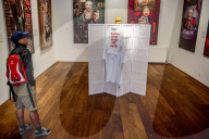 NEWS - Nackte Donald Trump Skulptur in der Power of Art House Gallerie