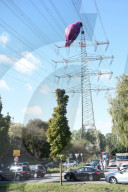NEWS - Unglück in 70 Meter Höhe: Heißluftballon in Strommast