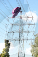 NEWS - Unglück in 70 Meter Höhe: Heißluftballon in Strommast