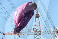 NEWS - Unglück in 70 Meter Höhe: Heißluftballon in Strommast