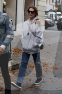 PEOPLE - Lindsay Lohan spaziert durch Paris