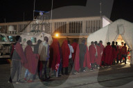NEWS - Spaniens Küstenwache rettet fast 700 Flüchtlinge