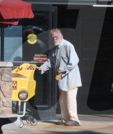 EXKLUSIV - Nick Nolte traurig auf Shoppingtour in Malibu