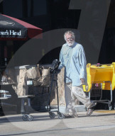 EXKLUSIV - Nick Nolte traurig auf Shoppingtour in Malibu