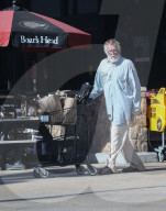 EXKLUSIV - Nick Nolte traurig auf Shoppingtour in Malibu