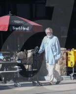 EXKLUSIV - Nick Nolte traurig auf Shoppingtour in Malibu