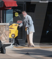 EXKLUSIV - Nick Nolte traurig auf Shoppingtour in Malibu