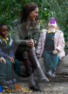 PEOPLE - Kate die Herzogin von Cambridge besucht die Sayers Croft Forest School