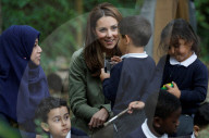PEOPLE - Kate die Herzogin von Cambridge besucht die Sayers Croft Forest School