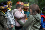 PEOPLE - Kate die Herzogin von Cambridge besucht die Sayers Croft Forest School