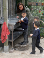 PEOPLE - Kate die Herzogin von Cambridge besucht die Sayers Croft Forest School