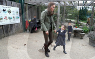 PEOPLE - Kate die Herzogin von Cambridge besucht die Sayers Croft Forest School