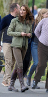 PEOPLE - Kate die Herzogin von Cambridge besucht die Sayers Croft Forest School