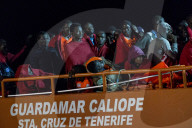 NEWS - Spanien: Gerettete Flüchtlinge landen in Malaga