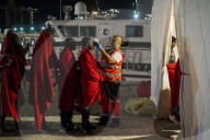 NEWS - Spanien: Gerettete Flüchtlinge landen in Malaga