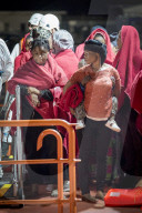 NEWS - Spanien: Gerettete Flüchtlinge landen in Malaga