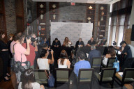 PEOPLE - Phil Collins mit Nick und Orianne an der 'Little Dreams Foundation' PK in Miami 