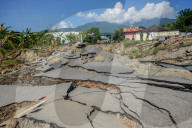  NEWS - Indonesien: Zerstörung nach Erdbeben und Tsunami auf Sulawesi
