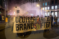 NEWS - Berlin: 'Wir für Deutschland' Marsch und 'Deutschland ist Brandstifter' Gegendemo