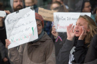 NEWS - Berlin: 'Wir für Deutschland' Marsch und 'Deutschland ist Brandstifter' Gegendemo