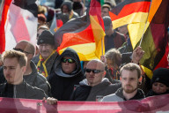 NEWS - Berlin: 'Wir für Deutschland' Marsch und 'Deutschland ist Brandstifter' Gegendemo