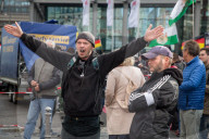 NEWS - Berlin: 'Wir für Deutschland' Marsch und 'Deutschland ist Brandstifter' Gegendemo