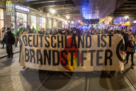 NEWS - Berlin: 'Wir für Deutschland' Marsch und 'Deutschland ist Brandstifter' Gegendemo