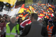 NEWS - Berlin: 'Wir für Deutschland' Marsch und 'Deutschland ist Brandstifter' Gegendemo