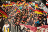 NEWS - Berlin: 'Wir für Deutschland' Marsch und 'Deutschland ist Brandstifter' Gegendemo