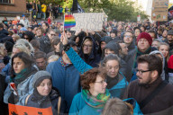 NEWS - Berlin: 'Wir für Deutschland' Marsch und 'Deutschland ist Brandstifter' Gegendemo
