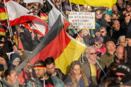 NEWS - Berlin: 'Wir für Deutschland' Marsch und 'Deutschland ist Brandstifter' Gegendemo
