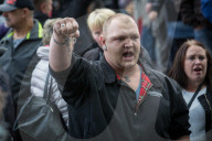 NEWS - Berlin: 'Wir für Deutschland' Marsch und 'Deutschland ist Brandstifter' Gegendemo