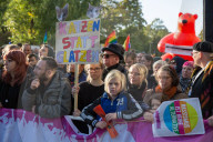 NEWS - Berlin: 'Wir für Deutschland' Marsch und 'Deutschland ist Brandstifter' Gegendemo