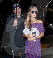 EXKLUSIV - Paris Hilton und Chris Zylka landen mit dem Chihuahua in Los Angeles