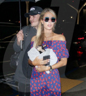 EXKLUSIV - Paris Hilton und Chris Zylka landen mit dem Chihuahua in Los Angeles