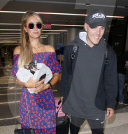 EXKLUSIV - Paris Hilton und Chris Zylka landen mit dem Chihuahua in Los Angeles