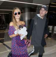 EXKLUSIV - Paris Hilton und Chris Zylka landen mit dem Chihuahua in Los Angeles