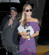 EXKLUSIV - Paris Hilton und Chris Zylka landen mit dem Chihuahua in Los Angeles