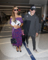 EXKLUSIV - Paris Hilton und Chris Zylka landen mit dem Chihuahua in Los Angeles