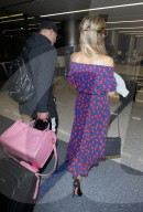 EXKLUSIV - Paris Hilton und Chris Zylka landen mit dem Chihuahua in Los Angeles
