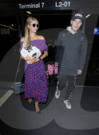 EXKLUSIV - Paris Hilton und Chris Zylka landen mit dem Chihuahua in Los Angeles