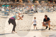 EXKLUSIV - Daniela Katzenberger spielt mit der Familie am Strand von Palmanova