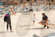 EXKLUSIV - Daniela Katzenberger spielt mit der Familie am Strand von Palmanova