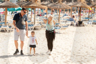 EXKLUSIV - Daniela Katzenberger spielt mit der Familie am Strand von Palmanova