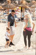 EXKLUSIV - Daniela Katzenberger spielt mit der Familie am Strand von Palmanova