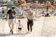EXKLUSIV - Daniela Katzenberger spielt mit der Familie am Strand von Palmanova