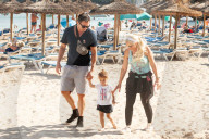 EXKLUSIV - Daniela Katzenberger spielt mit der Familie am Strand von Palmanova