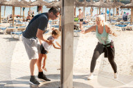 EXKLUSIV - Daniela Katzenberger spielt mit der Familie am Strand von Palmanova