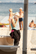 EXKLUSIV - Daniela Katzenberger spielt mit der Familie am Strand von Palmanova